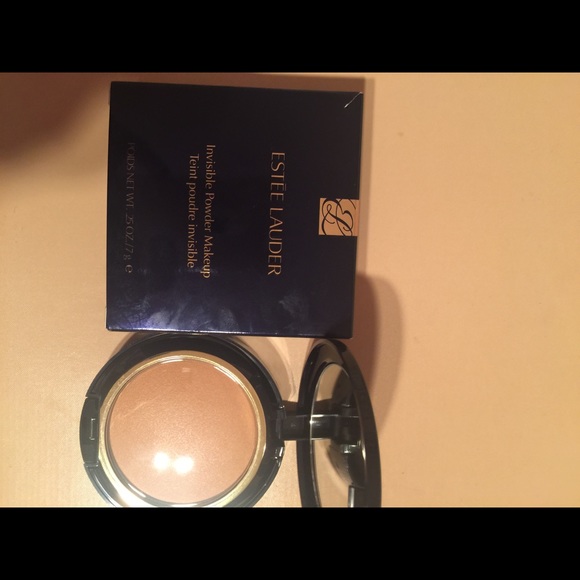 Ester Lauder invis powder makeup in SPICED SAND