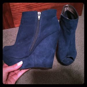 Peep-toe wedges