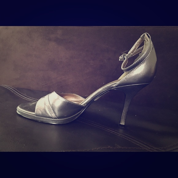 Bandolino pewter heels