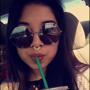 Meet your Posher, Carrie