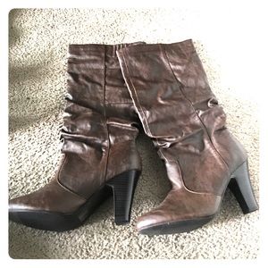 Cute, Brown Mid-Calf heeled Boots!