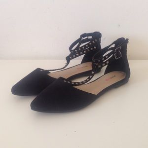 Pointed toe studded flats