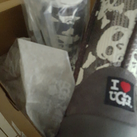 Ugg Boots for Girls Skulls and sequence - Picture 3 of 4