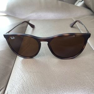 Ray-Ban sunglasses women. Erika style.