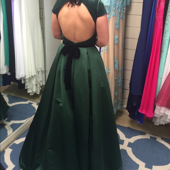 Jovani dress with belt! Gorgeous green color - Picture 2 of 3