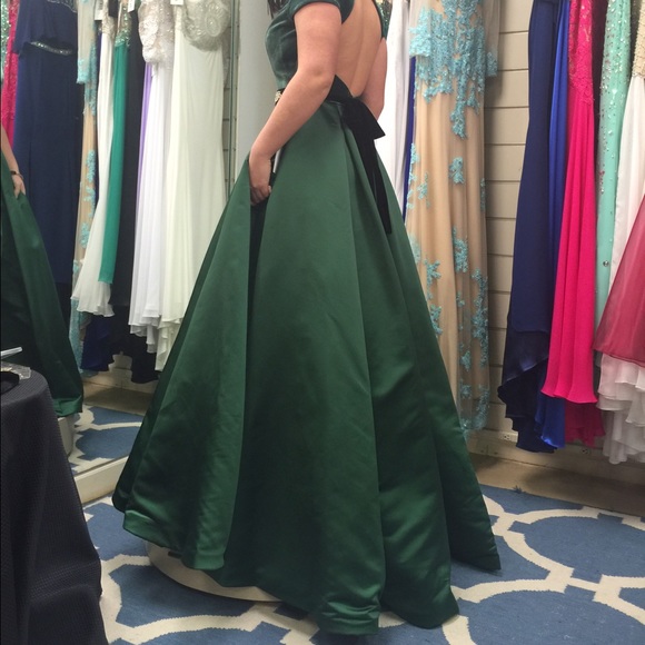 Jovani dress with belt! Gorgeous green color - Picture 3 of 3