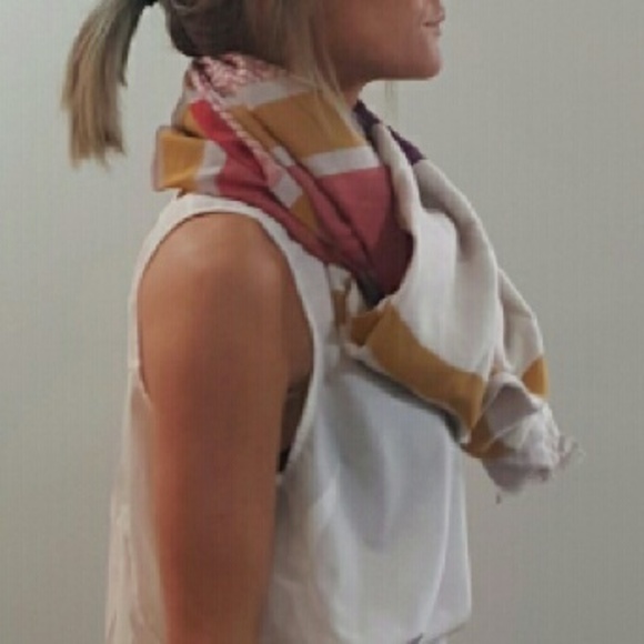 Beautiful, large BCBG wrap scarf - Picture 4 of 4