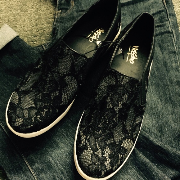 NEW, Blk, lace slip on tennis shoes!