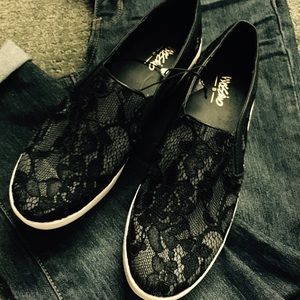 NEW, Blk, lace slip on tennis shoes!