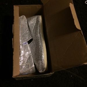 Silver TOMS! Never worn! Size 7