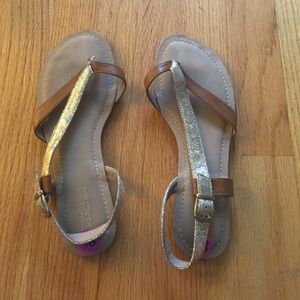 Slip on chic sandals.