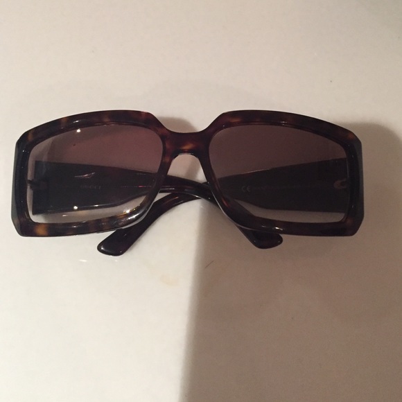 Tortoiseshell GUCCI sunglasses - Picture 1 of 4