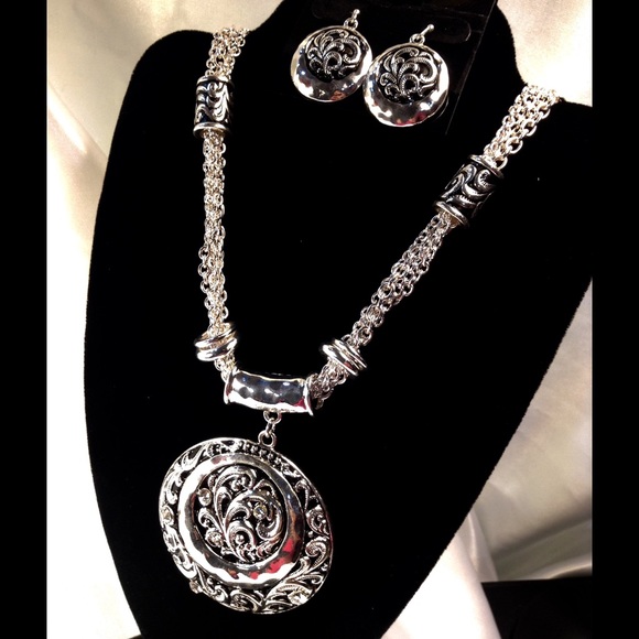 Jewelry - Fleur De Lis  Design Necklace set
