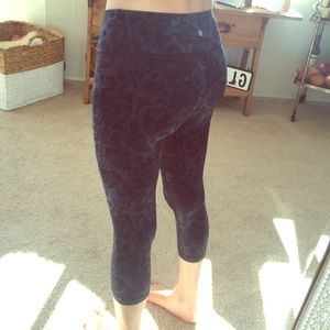 Cropped Lululemon Yoga pants