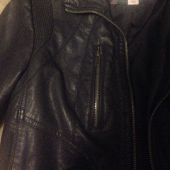 Selling my favorite black leather jacket! - Picture 3 of 4