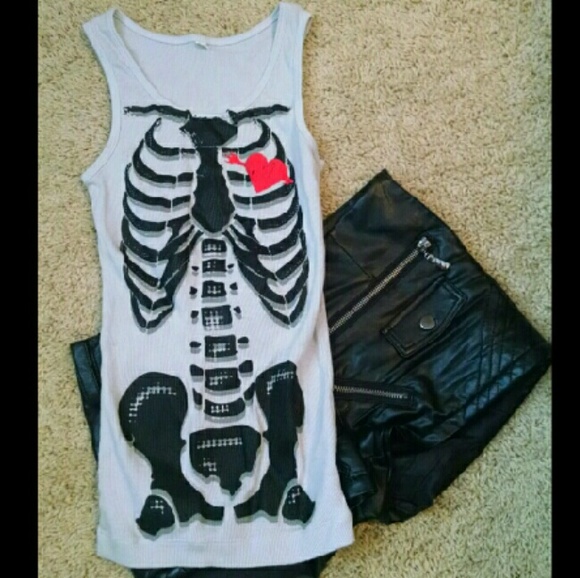 Hot Topic Tops - Tank Top w/ Distressed Skeleton & Heart Graphic