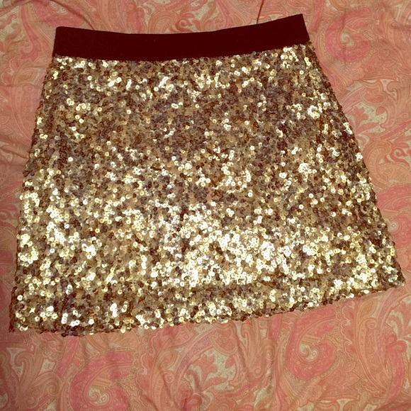 Gold sequined party skirt!