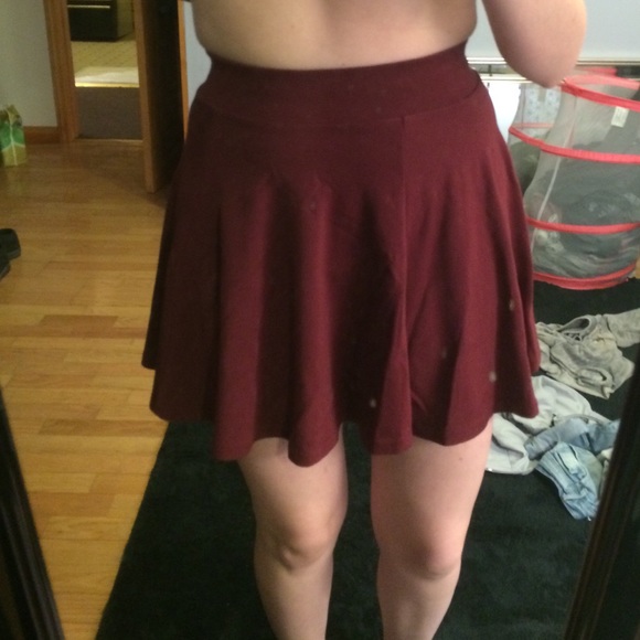 H&M Burgundy maroon skater skirt w/ zipper on back