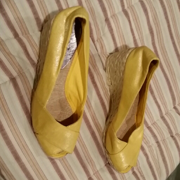 Perfect for summer!! Ralph Lauren linen wedge sand