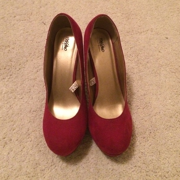 Berry color suede pumps