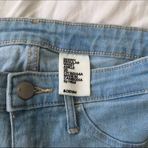 H&M • Light Wash Skinny Jeans • Size 25