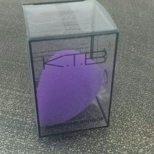 Sponge makeup applicator