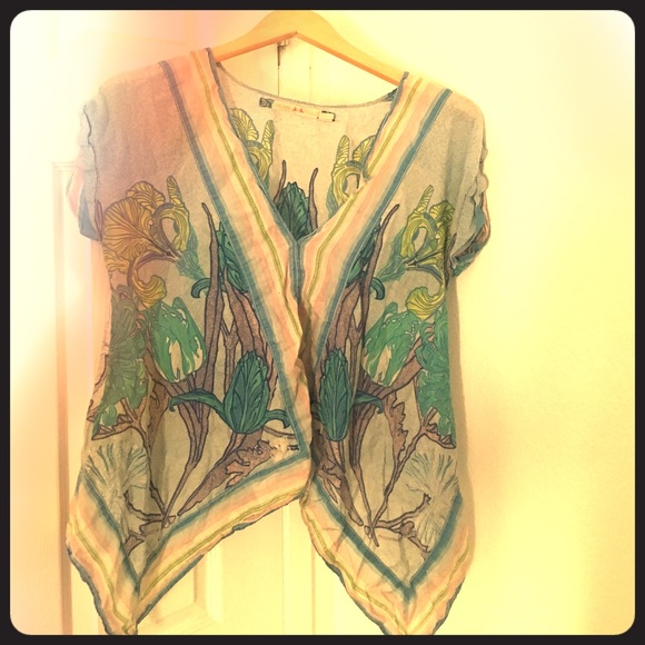Chelsea & violet tropical flowy top