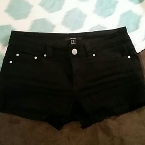 **black shorts**