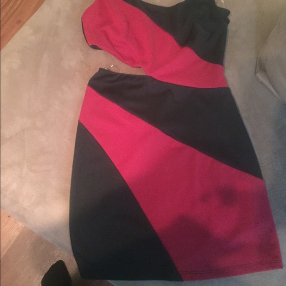 ONE SLEEVED DRESS CUT OUT SIDE - Picture 2 of 3