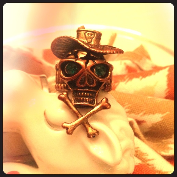 Skull and crossbone stretchy gold ring