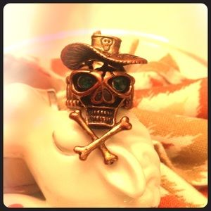 Skull and crossbone stretchy gold ring