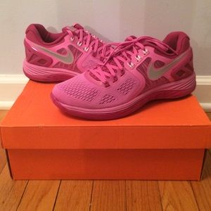 Nike Women's LUNARECLIPSE  4 sneakers