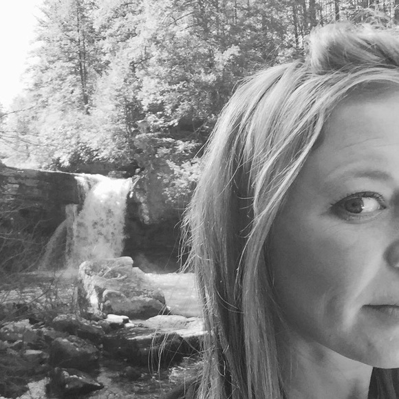 Meet your Posher, Laura Beth - Picture 2 of 2