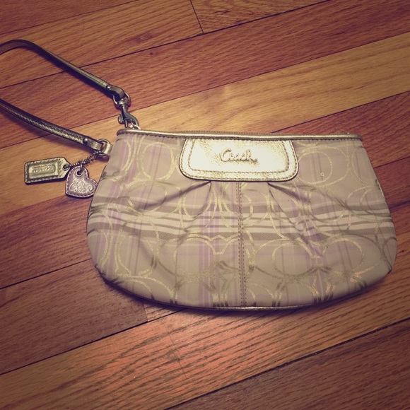 💜 Sale! 💜COACH Wristlet! Perfect for Spring!! 🌷