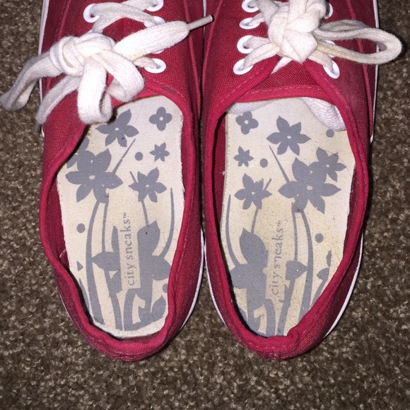 maroon city sneaks - Picture 3 of 3