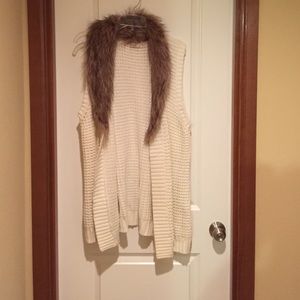 Knit sweater vest with fur