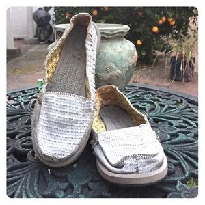 Striped gray sanok beach shoes