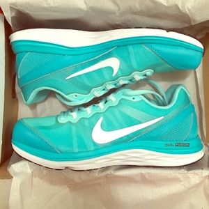 Nike running sneakers *NEW*