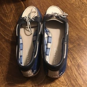 Blue and white leather Sperrys with a silver tie