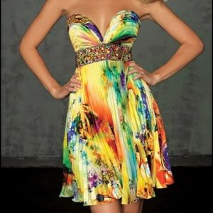 Strapless, Short dress.