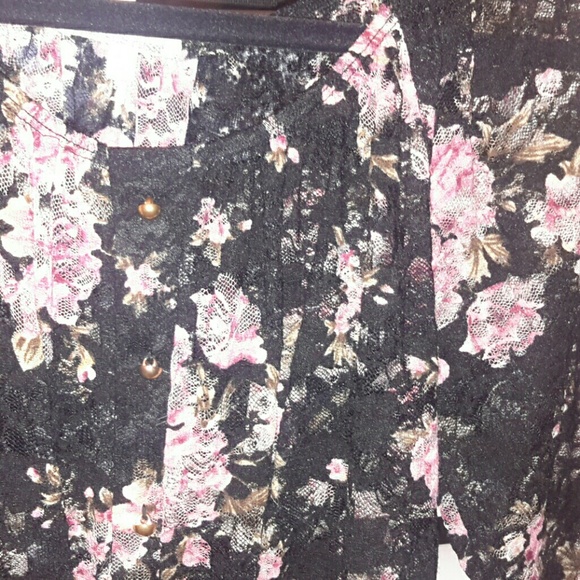 Beautiful multi color lace top - Picture 2 of 2