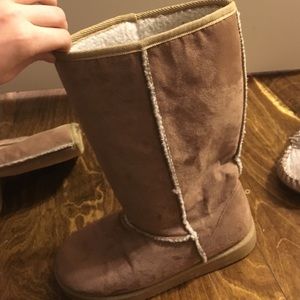 Tan ugg like boots with fur on the inside