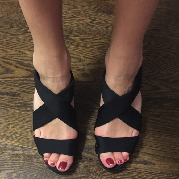 Donald J Pliner black heeled sandals