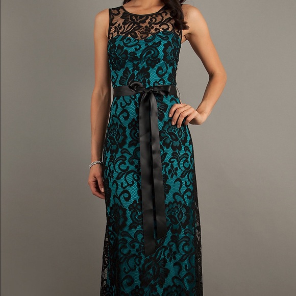 Long sleeveless lace dress