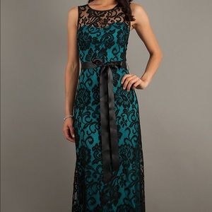 Long sleeveless lace dress