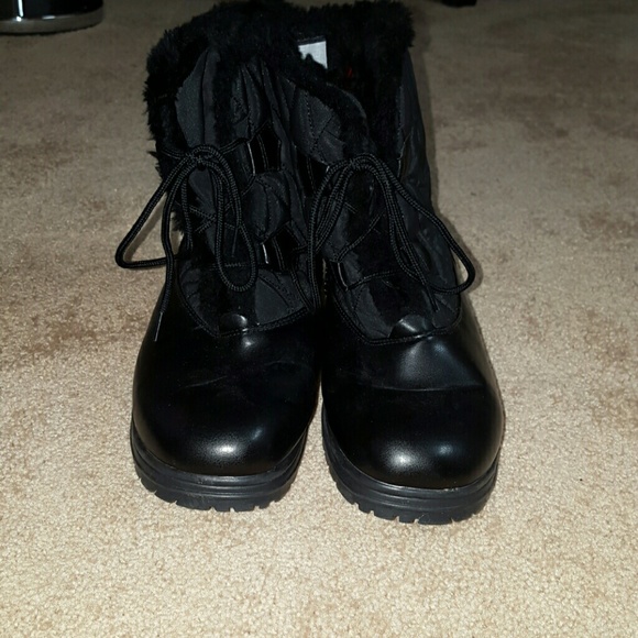 Tote rain boots