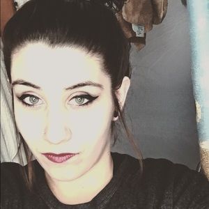 Meet your Posher, Caitlin