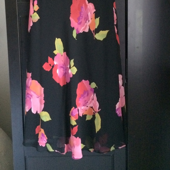 Mid cal 6p black w/floral print low cut front - Picture 3 of 4