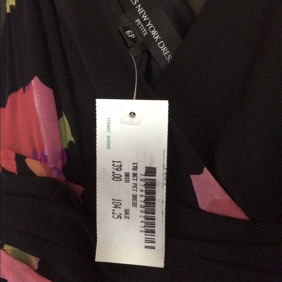 Mid cal 6p black w/floral print low cut front - Picture 4 of 4