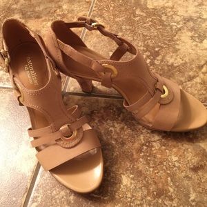 •BRAND NEW• Tan heels